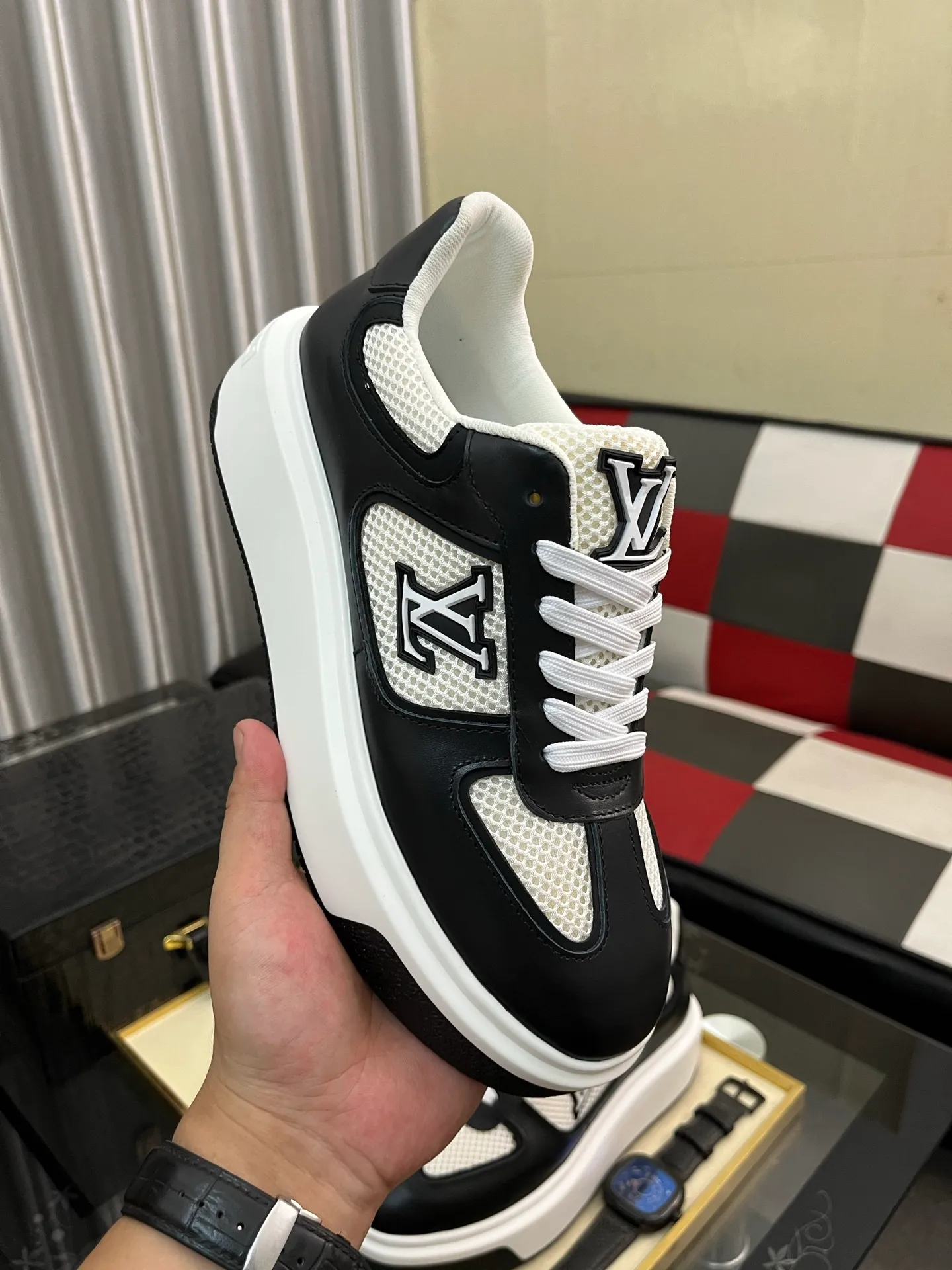 Men's shoes 💰458⌚️⌚️《Louis vuitton/LV Louis Vuitton》original quality.~ Unique modern style sneakers. 🏃A must-have casual shoe for trendy men😍😍 Original brand imported from Italy, imported original leather, cowhide lining (refuses to discolor and grind feet) sole: original sole provided by the original factory, French lazy style design ⚠️Fit to the feet, original quality, super comfortable original sole. Code number: 38-442️⃣Colors available